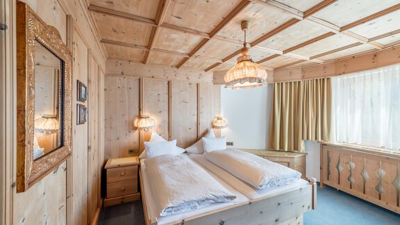 Schlafzimmer im Tiroler Stil - Apart Hotel Garni Wieser - Sölden