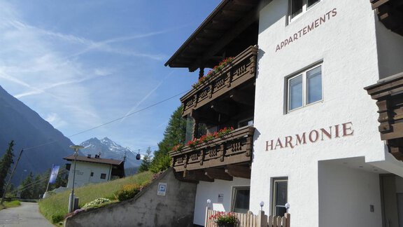 Hausansicht mit Blick zur Gaislackogelbahn - Appartement Harmonie - Sölden