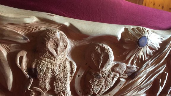 A wooden relief with two owls and a flower. The detailed carving shows a rustic craftsmanship. - Haus Albin - Sölden