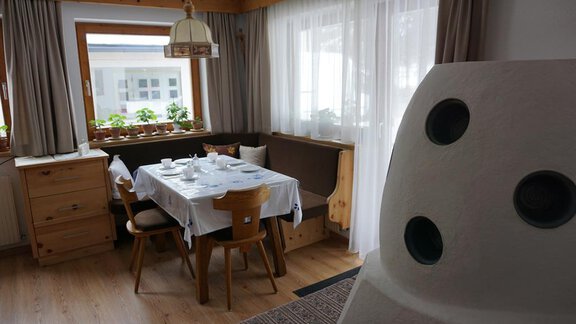 Frühstücksraum mit Kachelofen - Haus Prantl Johann - Sölden | © Prantl Johann
