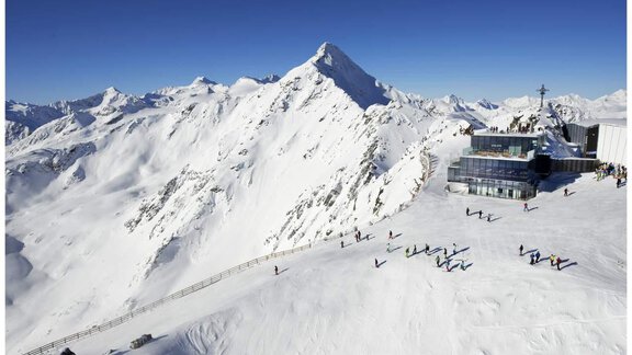 An impressive mountain landscape with snow-covered peaks and a clear sky. Skiers and hikers enjoy the winter scenery. - Haus Sonnwend - Sölden