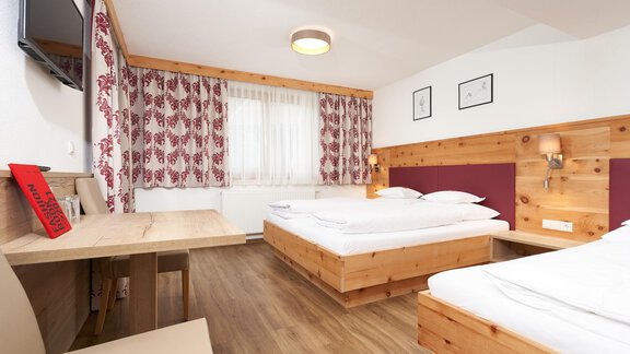 dreibettzimmer_hotelamhof (2) - Hotel Am Hof - Sölden