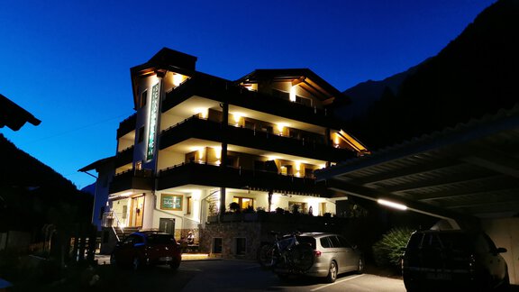 Außenansicht - Nacht - Hotel Garni Schönblick Apart - Sölden