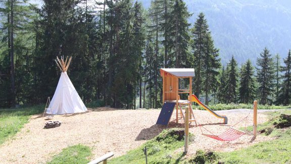 Kletterwand mit Indianerzelt - Pension Waldesruh - Sölden