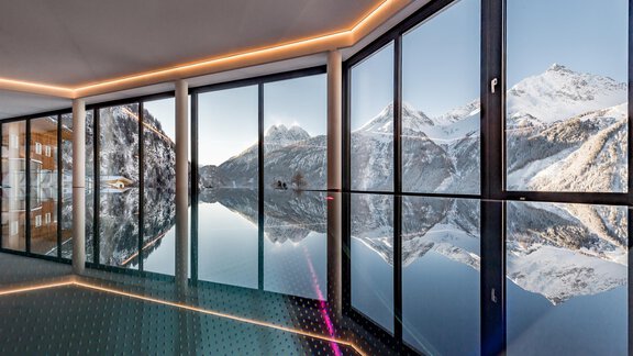 Indoor Infinity Pool - Hotel Burgstein alpin & lifestyle - Längenfeld
