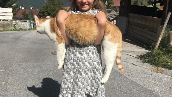 Emmi mit Charlotte der Veitenhof Urlaub Sommer Bau - Appartements & Biobauernhof der Veitenhof - Niederthai