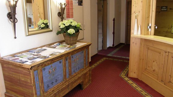 Eingangsbereich mit Rezeption - Pension Sportalm - Sölden