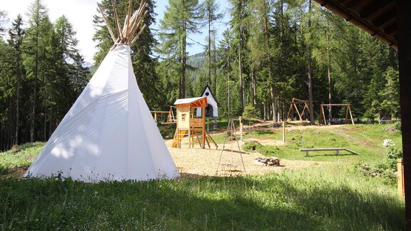 Spielplatz mit Indianerzelt - Pension Waldesruh - Sölden