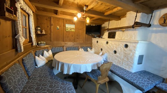 Stube mit Kachelofen - Thalers Almhütte (Stabele) - Sölden