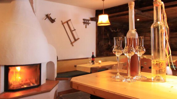 Aufenthaltsraum mit Kamin - Toni's Ferienheim - Sölden