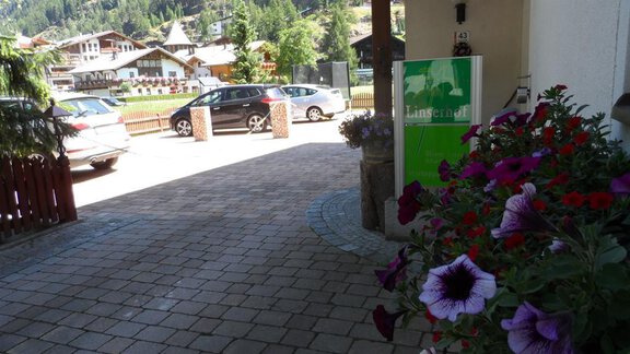 Ansicht Haupteingang/Einfahrt Parkplatz - Ferienappartements Linserhof - Sölden | © Linserhof Ferienappartements