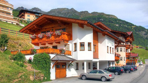 Hausansicht Sommer - Appt.  Ferienglück - Sölden