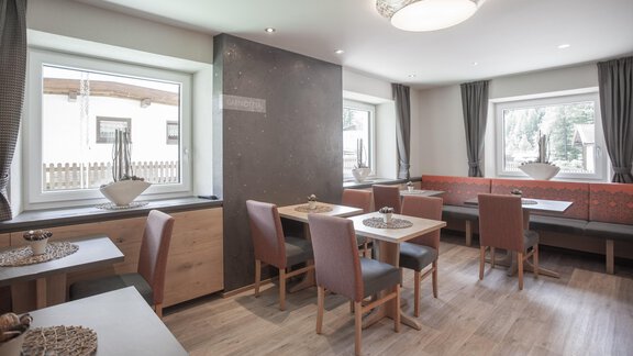 Ein modernes und helles Restaurant mit stilvoll eingerichteten Tischen und Stühlen. Große Fenster sorgen für viel Tageslicht und eine einladende Atmosphäre. - Garni Ötztal ROOMS & APARTS - Zwieselstein