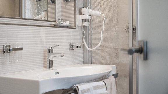 Badezimmer Doppelzimmer - Garni Ötztal ROOMS & APARTS - Zwieselstein