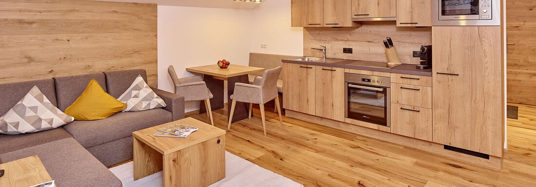 CF053363 Eine moderne Wohnung mit Holzfußboden und hellen Möbeln. Die Küche ist gut ausgestattet und der Wohnbereich lädt zum Entspannen ein. - Alpenappartement Central Valley Penthouse - Längenfeld