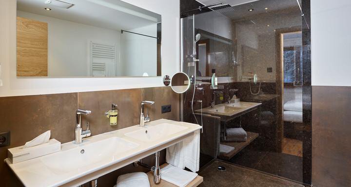 Badezimmer Ein modernes Badezimmer mit einem Doppelwaschbecken und einer Glasdusche. Der Raum ist stilvoll und gut beleuchtet. - Alpenappartement Central Valley Penthouse - Längenfeld