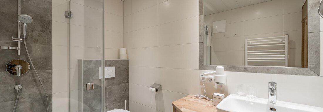Familiensuite - Badezimmer - Hotel Burgstein alpin & lifestyle - Längenfeld