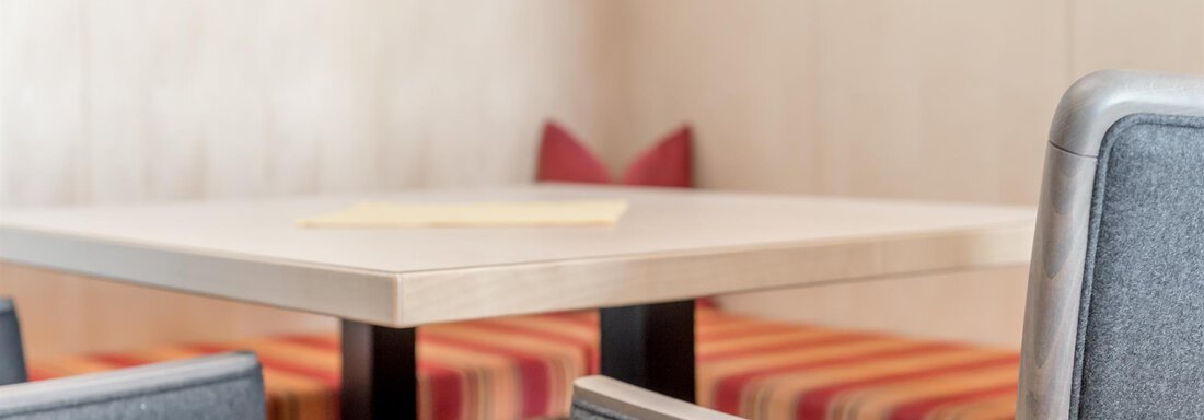 Familiensuite - Wohnzimmer - Hotel Burgstein alpin & lifestyle - Längenfeld