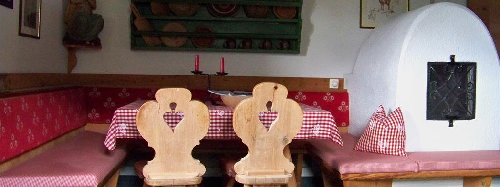 Bauernofen mit Sitzecke App. 8 | © Johann Georg Holzknecht (CC C) Bauernofen mit Sitzecke App. 8 - Gästehaus Bichl - Niederthai