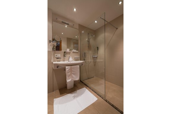 Badezimmer Doppelzimmer Deluxe - Hotel Tauferberg - Niederthai
