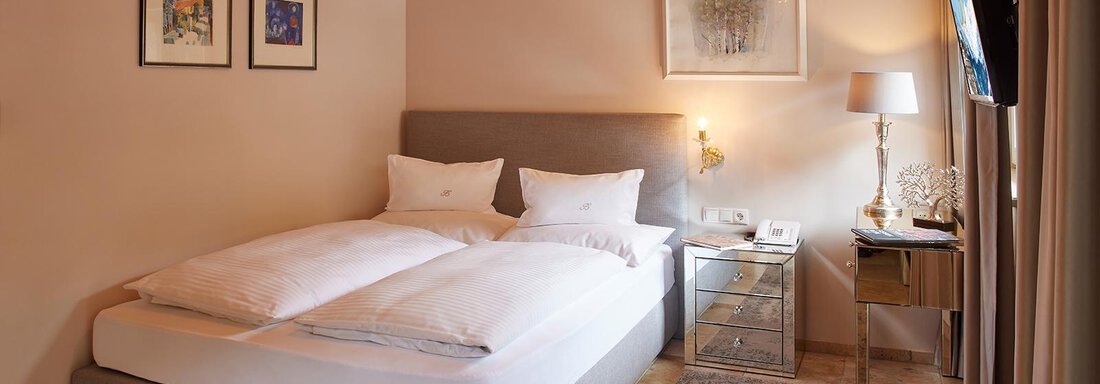 Hotel-Bergwelt-Obergurgl-Einzelzimmer-B2 | © Art & Relax Hotel Bergwelt (CC BY) A modern bedroom with a comfortable double bed and soft pillows. The walls are in neutral colors, and there are stylish decorations as well as cozy lighting. - Art & Relax Hotel Bergwelt - Obergurgl