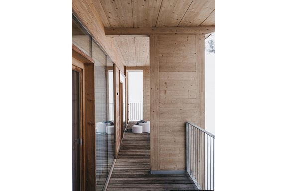 A modern wooden balcony with glass walls and a view of a snow-covered surroundings. The floor is made of wood and the atmosphere feels calm and inviting. - The Crystal VAYA Unique - Obergurgl 