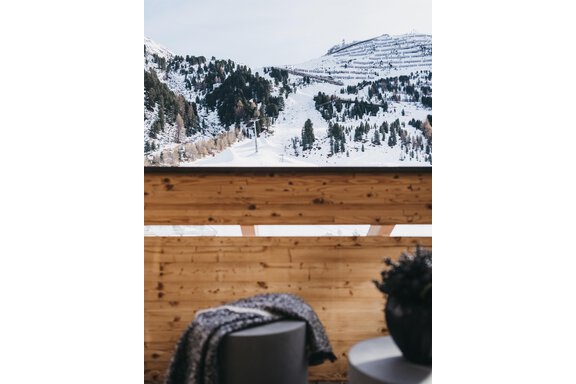 A beautiful view from the balcony of snowy mountains and forests. The tranquil winter landscape radiates peace. - The Crystal VAYA Unique - Obergurgl 