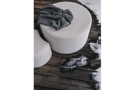 Two round, gray pieces of furniture on a wooden floor. A gray scarf lies on the larger piece and in the background, some snow is visible. - The Crystal VAYA Unique - Obergurgl 