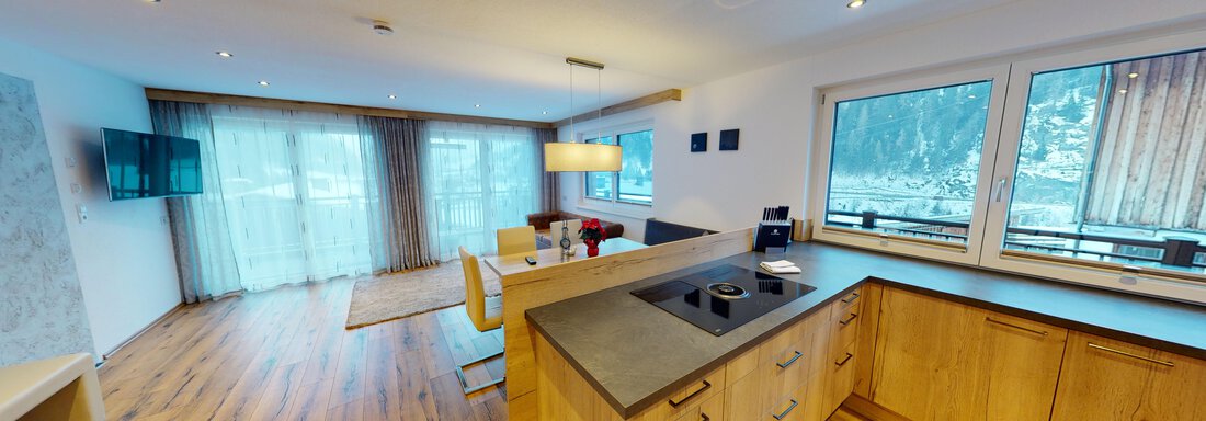 Eine moderne Wohnung mit einem offenen Wohn- und Küchenbereich. Große Fenster bieten einen Blick auf die umliegenden Berge. - A CASA "Rubin Chalet & Studio Resort" - Sölden