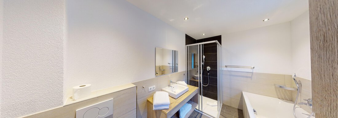 Ein modernes Badezimmer mit einer Dusche, Badewanne und einem Holzwaschtisch. Helle Wände und stilvolle Fliesen sorgen für eine elegante Atmosphäre. - A CASA "Rubin Chalet & Studio Resort" - Sölden