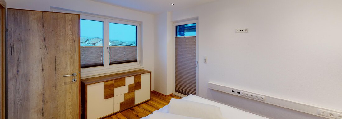 Ein modernes Schlafzimmer mit zwei Betten und zwei Handtüchern. Große Fenster sorgen für viel Tageslicht und eine freundliche Atmosphäre. - A CASA "Rubin Chalet & Studio Resort" - Sölden