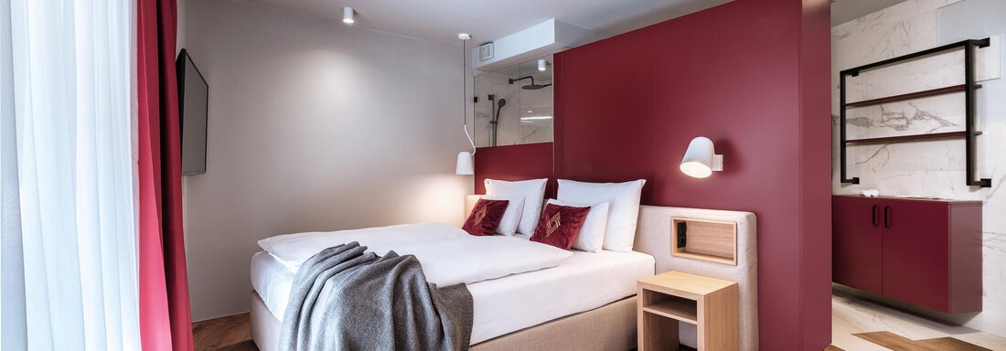 Apartment-resort-im-oetztal -the-secret-soelden-Sm Ein modernes Hotelzimmer mit einem großen Bett und eleganten Dekorationen. Die Wände sind in sanften Tönen gehalten, und es gibt Holzfußboden sowie gemütliche Beleuchtung. - AlpenParks The Secret Sölden - Sölden
