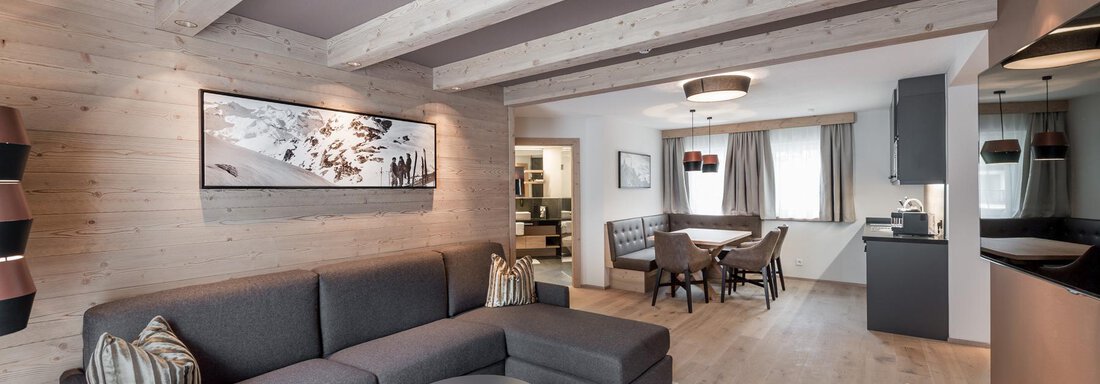 MEDIUM SECRET Ein modernes Wohnzimmer mit Holzdecken und warmen Farben. Eine gemütliche Sitzecke mit Sofa und Tisch, ideal zum Entspannen. - AlpenParks The Secret Sölden - Sölden