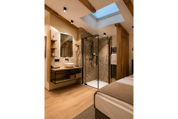 Ein modernes Badezimmer mit Holzdetails und einer großen Dusche aus Glas. Es gibt ein Waschbecken auf einem Holzregal und viel Tageslicht durch das Fenster. - ALPINE LOFT SÖLDEN - Sölden