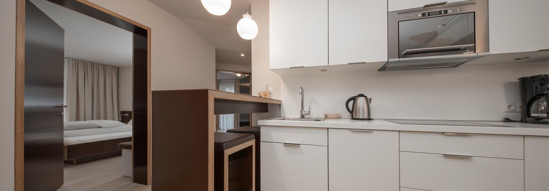 Küche und Blick in ein Schlafzimmer - Apart Benedikt - Sölden