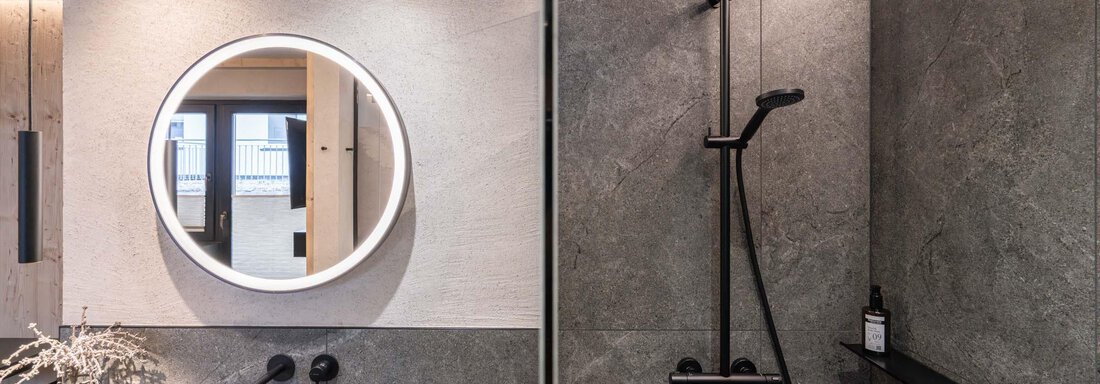 Ein modernes Badezimmer mit einer stilvollen Dusche und einer eleganten Waschbeckenanlage. Die Wände sind in neutralen Farbtönen gehalten und das Licht sorgt für eine angenehme Atmosphäre. - Apart Reinstadler - Sölden