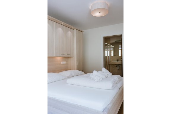 Schlafzimmer rechts mit Badezimmer_Bergbach - Appartement Bergbach Sölden - Sölden