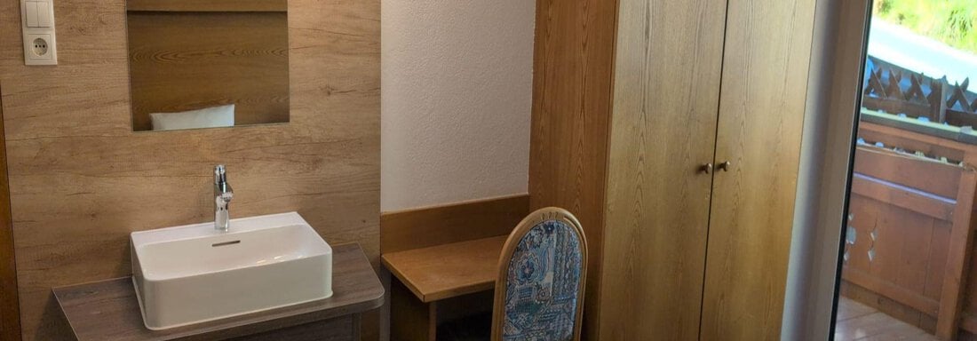 Dreibettzimmer mit stilvollem Waschbecken - Appt. Rosmarie - Sölden