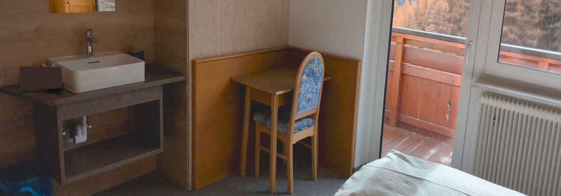 Schlafzimmer mit stilvollem Waschbecken - Appt. Rosmarie - Sölden