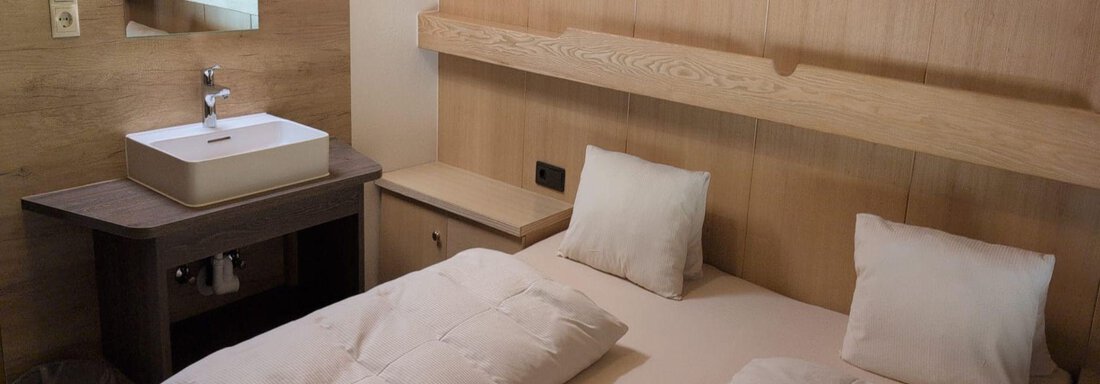 Schlafzimmer mit Dusch und stilvollem Waschbecken - Appt. Rosmarie - Sölden