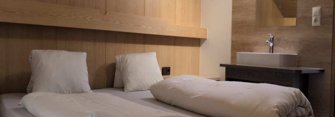 Doppelzimmer mit stilvollem Waschbecken - Appt. Rosmarie - Sölden