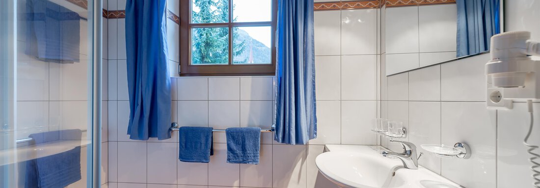 bathroom with shower - Ferienappartements Linserhof - Sölden