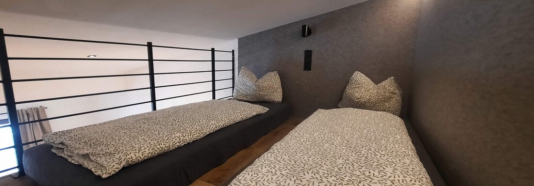 Zimmer 1 (1 Doppelbett, 2 Einzelhochbetten) - Ferienhaus Anna - Sölden