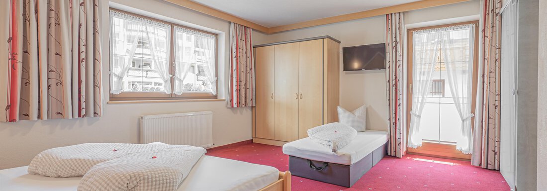 Dreibettzimmer | © Vierjahreszeiten (CC C) Dreibettzimmer - Garni Vierjahreszeiten - Sölden