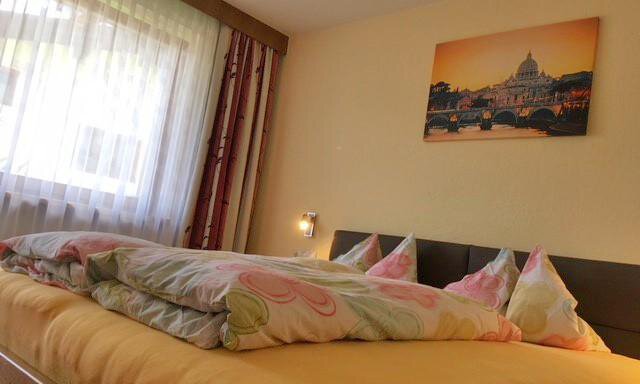 Doppelzimmer_mit_Zustellbett Doppelzimmer_mit_Zustellbett - Gästehaus Marco - Sölden