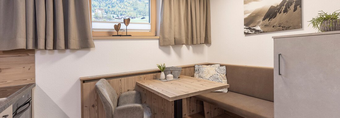 Küche mit Sitzecke - Gustl's Ferienhäusl - Sölden