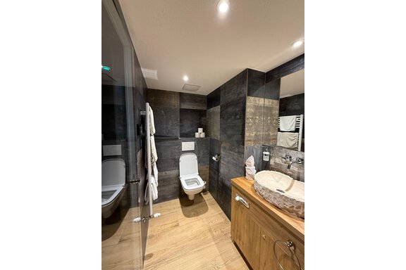 Badezimmer mit Dusche und WC - Haus Saskia - Sölden
