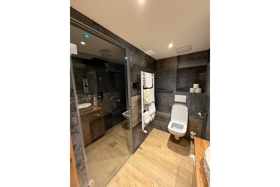 Badezimmer mit Dusche und WC - Haus Saskia - Sölden