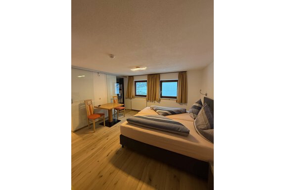 Doppelbett und Sitzgelegenheit - Haus Saskia - Sölden