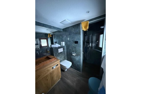 Badezimmer mit Dusche und WC - Haus Saskia - Sölden